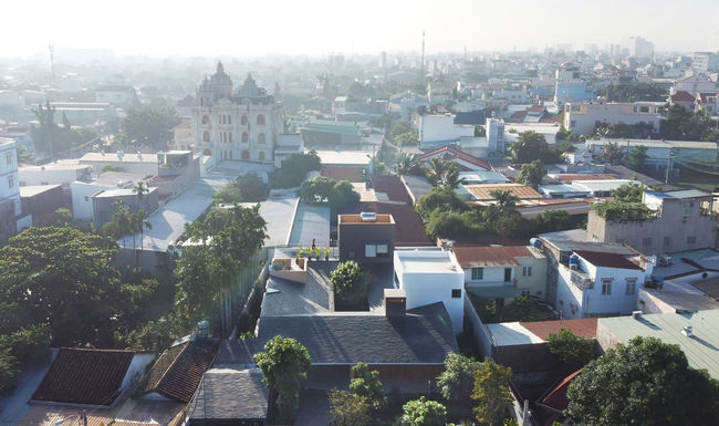 Ngôi nhà được xây dựng ở khu ngoại ô Thành phố Hồ Chí Minh với tổng diện tích 1000 m2.
