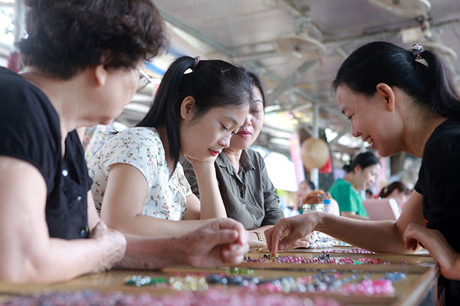 Tuy buôn bán mặt hàng giá trị nhưng giữa khách hàng và các tiểu thương không hề có một khoảng cách nào. Họ rất thân thiện, vừa mua thuận bán, các tiểu thương cũng không tỏ thái độ với nhau mà tất cả đều vui vẻ. Những tiểu thương ở đây giao dịch tiếng Anh khá tốt.
