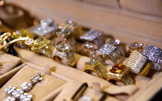 Đàm Vĩnh Hưng nổi tiếng với những lần khoe bộ trang sức kim cương, thể hiện đẳng cấp thông qua những món đồ đắt giá.
