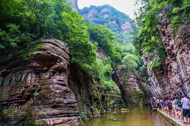Hang Long Đàm, Hồ Nam: Thung lũng hình chữ U dài 12km này được bao quanh bởi một dải sa thạch màu đỏ tía, với những vách đá dựng đứng, thảm thực vật tươi tốt, được mệnh danh là Hẻm núi số 1 Trung Quốc.
