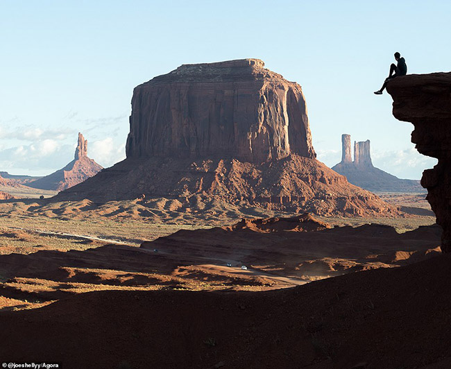 &nbsp;Hình ảnh ngoạn mục này của Thung lũng Monument ở Arizona được nhiếp ảnh gia người Anh Joe Shelly chụp lúc mặt trời mọc. Ánh sáng ban mai tạo thêm độ tương phản cho khung cảnh.
