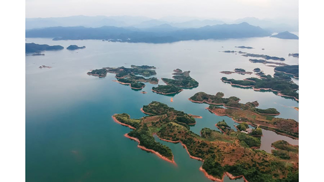 Hồ Thiên Đảo, Chiết Giang: Vào những năm 1950, chính phủ Trung Quốc đã sơ tán và làm ngập 928 km vuông làng mạc, đồng bằng và đồi núi để xây dựng hồ chứa siêu thực này với 1.078 hòn đảo nằm rải rác trên hồ.
