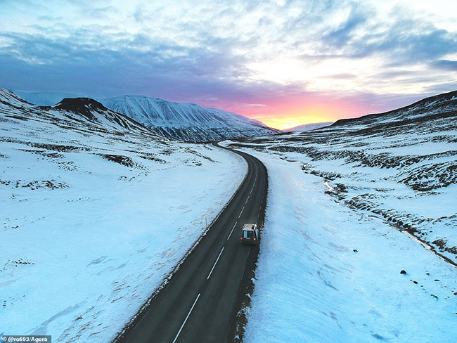 Nhiếp ảnh gia người Đức Max Dreher đã chụp được bức ảnh hoành tráng này ở Iceland. Anh ấy gọi bức ảnh của mình là "lái xe trên con đường cô đơn trước khi mặt trời mọc".
