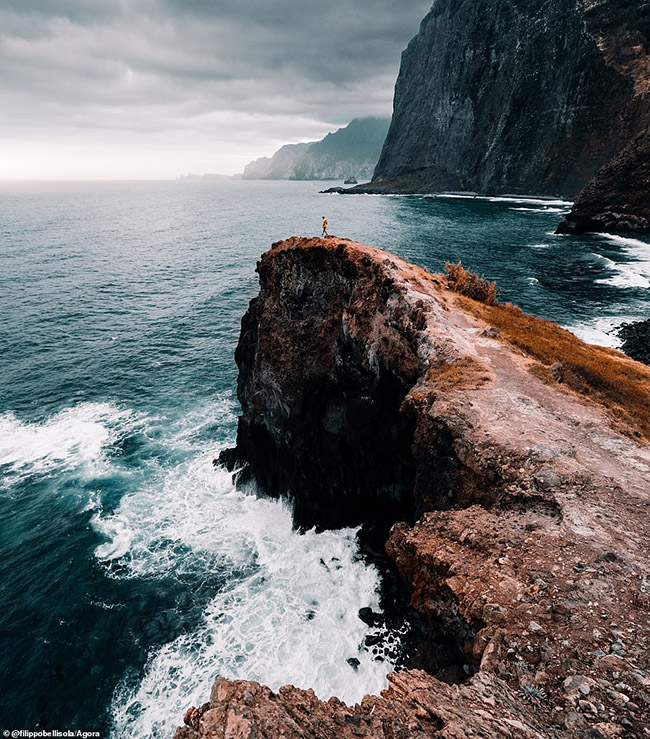 Một bức ảnh ấn tượng khác được chụp từ rìa làng Santana trên bờ biển phía bắc của Madeira hướng ra Đại Tây Dương. Người chụp bức ảnh tuyệt vời này là Filippo Bellisola, người Ý.
