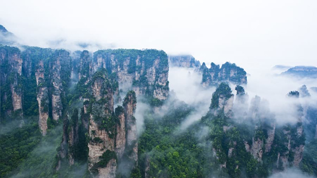 Trương Gia Giới, Hồ Nam: Những cột cát thạch anh khổng lồ ở Trương Gia Giới được cho là nguồn cảm hứng cho những ngọn núi nổi của James Cameron trên hành tinh Pandora trong bộ phim đoạt giải Oscar "Avatar".
