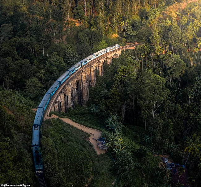Nhiếp ảnh gia người Anh Lee Mumford đã sử dụng máy bay không người lái để chụp lại hình ảnh tuyệt đẹp này về một đoàn tàu đang lướt qua phong cảnh hùng vĩ của Sri Lanka. 
