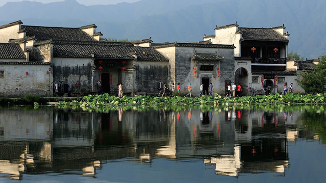 Làng cổ Hoành Thôn, An Huy: Đứng trước ngọn núi Hoàng Sơn hùng vĩ, ngôi làng 900 năm tuổi Hoành Thôn từ lâu đã thu hút du khách Trung Quốc, những người yêu thích sự yên bình và kiến trúc đặc biệt của nó.
