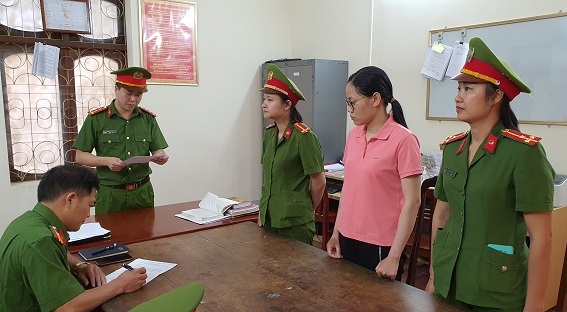 Nguyễn Thị Hồng Trang tại trụ sở công an.
