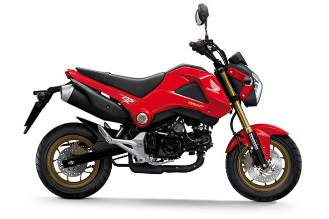 9. Honda MSX125 là dòng xe côn tay rất tiết kiệm xăng. Mẫu xe này cũng có bán tại thị trường Việt Nam. MSX125 có trọng lượng khô chỉ 101 kg, chiều cao yên thấp 765 mm, diện mạo khá độc đáo, đem lại cảm giác chạy trong đô thị rất phấn khích.