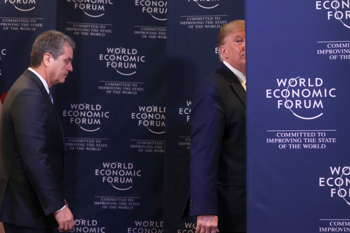 Tổng thống Mỹ Donald Trump và giám đốc WTO&nbsp;Roberto Azevedo (trái) rời diễn đàn kinh tế ở Davos, Thụy Sĩ hồi đầu năm nay.