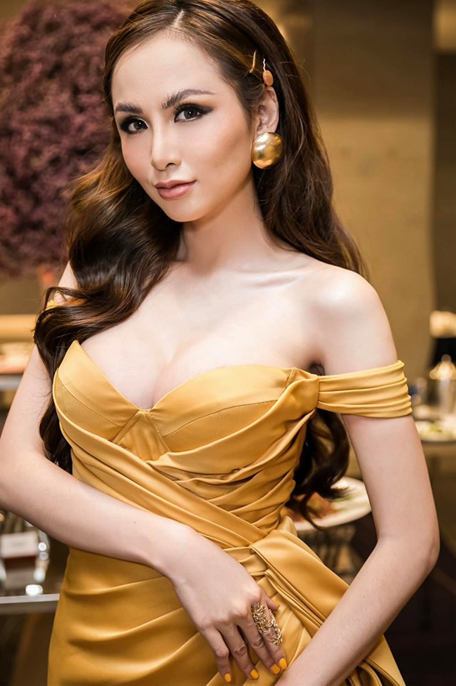 Hoa hậu Diễm Hương sexy hơn khi một bên dây váy buông xuống cánh tay.
