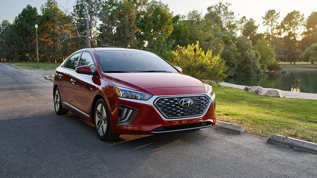 1. Hyundai Ioniq Hybrid 2020 (mức tiêu hao nhiên liệu ở đường hỗn hợp: 4,9 lít/100 km)
