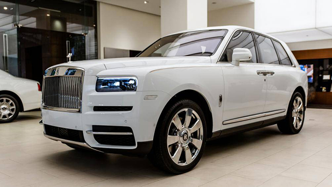 Rolls-Royce Cullinan là mẫu xe đầu bảng về độ sang trọng. Tại Anh, xe có giá bán 250.000 USD (khoảng 7,4 tỷ đồng). Cullinan sử dụng động cơ xăng 6.8L V12
