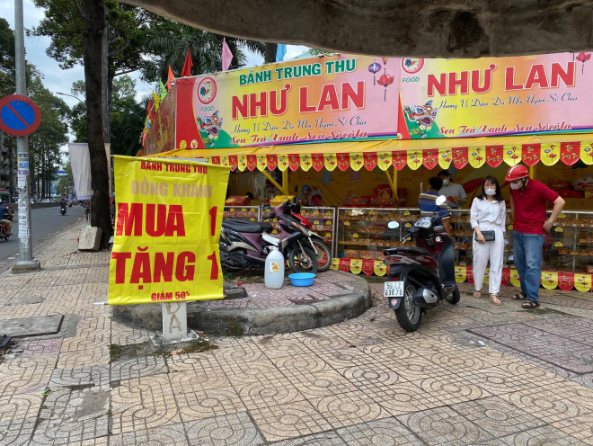 Các điểm bán bánh trung thu đồng loạt treo bảng mua 1 tặng 1 - 1