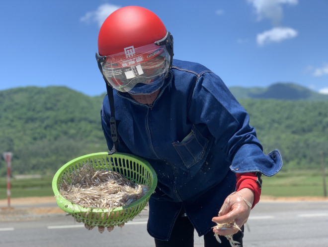 Những ngày này Hà Tĩnh có nắng lớn, người dân hồ hởi, phấn khởi mang cá đi phơi.