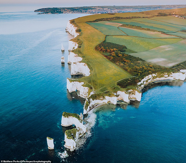 Đây là một bức ảnh tuyệt đẹp về Old Harry Rocks trên bán đảo Isle of Purbeck ở Dorset.&nbsp;