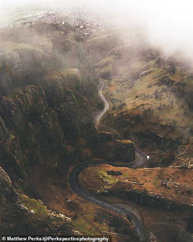 Hình ảnh đầy ấn tượng này là con đường Cheddar Gorge Somerset, dài tới 3 dặm và đi sâu vào trong hẻm núi khổng lồ nhất tại Anh.&nbsp;