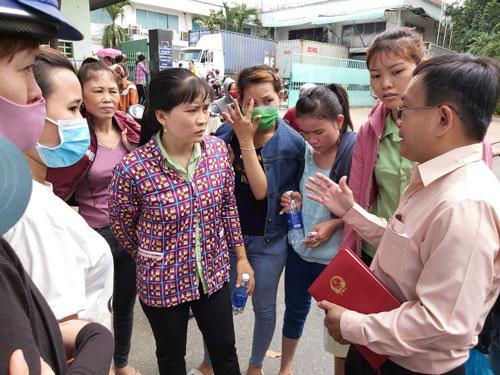 Công nhân Công ty TNHH Yesum Vina lo lắng khi nhận thông báo cho thôi việc . Ảnh: CAO HƯỜNG