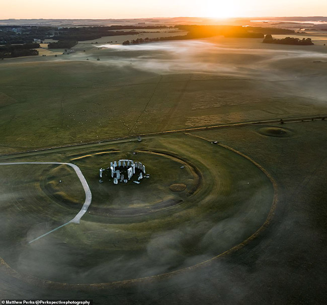 Màn sương mù làm tăng thêm bầu không khí tuyệt vời tại Stonehenge, một di tích cổ hàng nghìn năm tuổi. 
