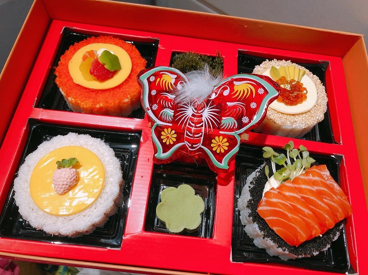 Hộp bánh trung thu sushi độc nhất vô nhị trên thị trường có giá khoảng 1.500.000 đồng/hộp. (Ảnh: Hoàng Như Trương)