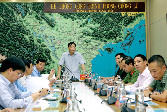 Bộ trưởng Nguyễn Xuân Cường chủ trì cuộc họp ứng phó bão số 5. Ảnh TPO.