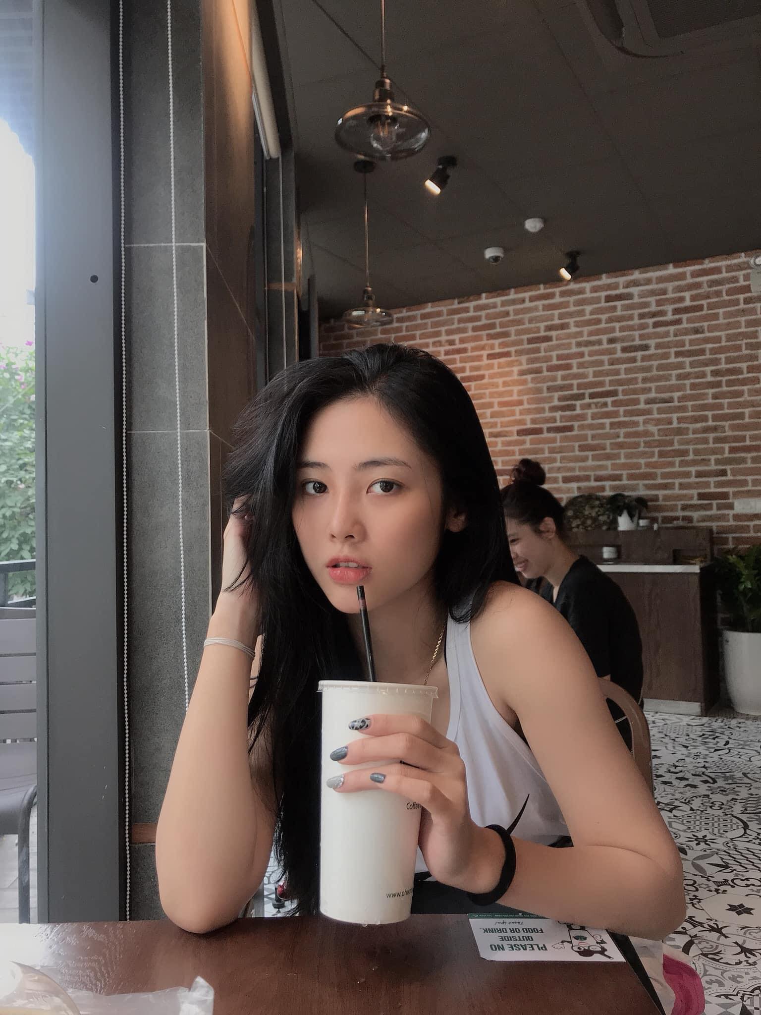 Nhan sắc ngọt ngào nhưng không kém phần gợi cảm của người đẹp sinh năm 1997.