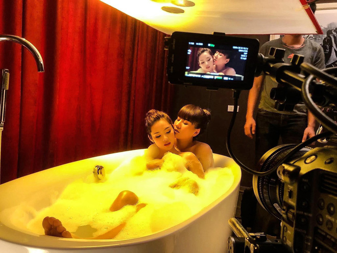 Trong phim, Ngọc Anh phải đóng nhiều cảnh nóng, hở bạo.