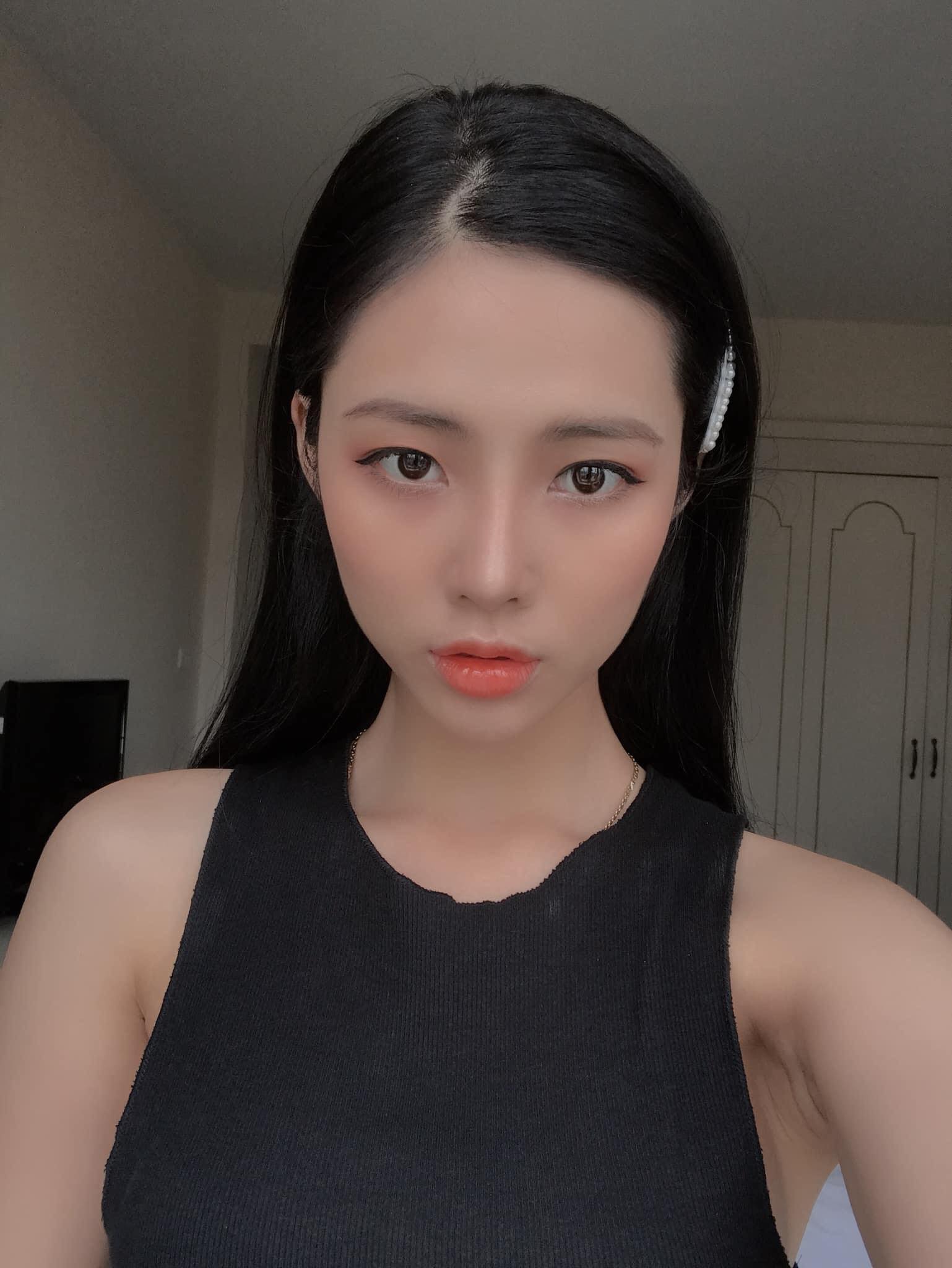 Nữ diễn viên theo đuổi phong cách trang điểm Hàn Quốc nhẹ nhàng.