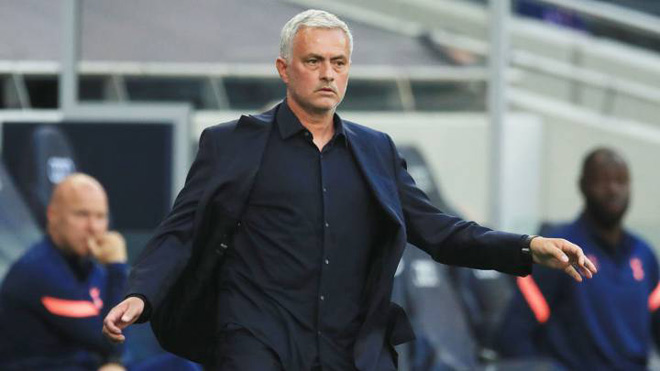 HLV Jose Mourinhon từng không ít lần bị "bay ghế" vì học trò "đâm lén sau lưng"