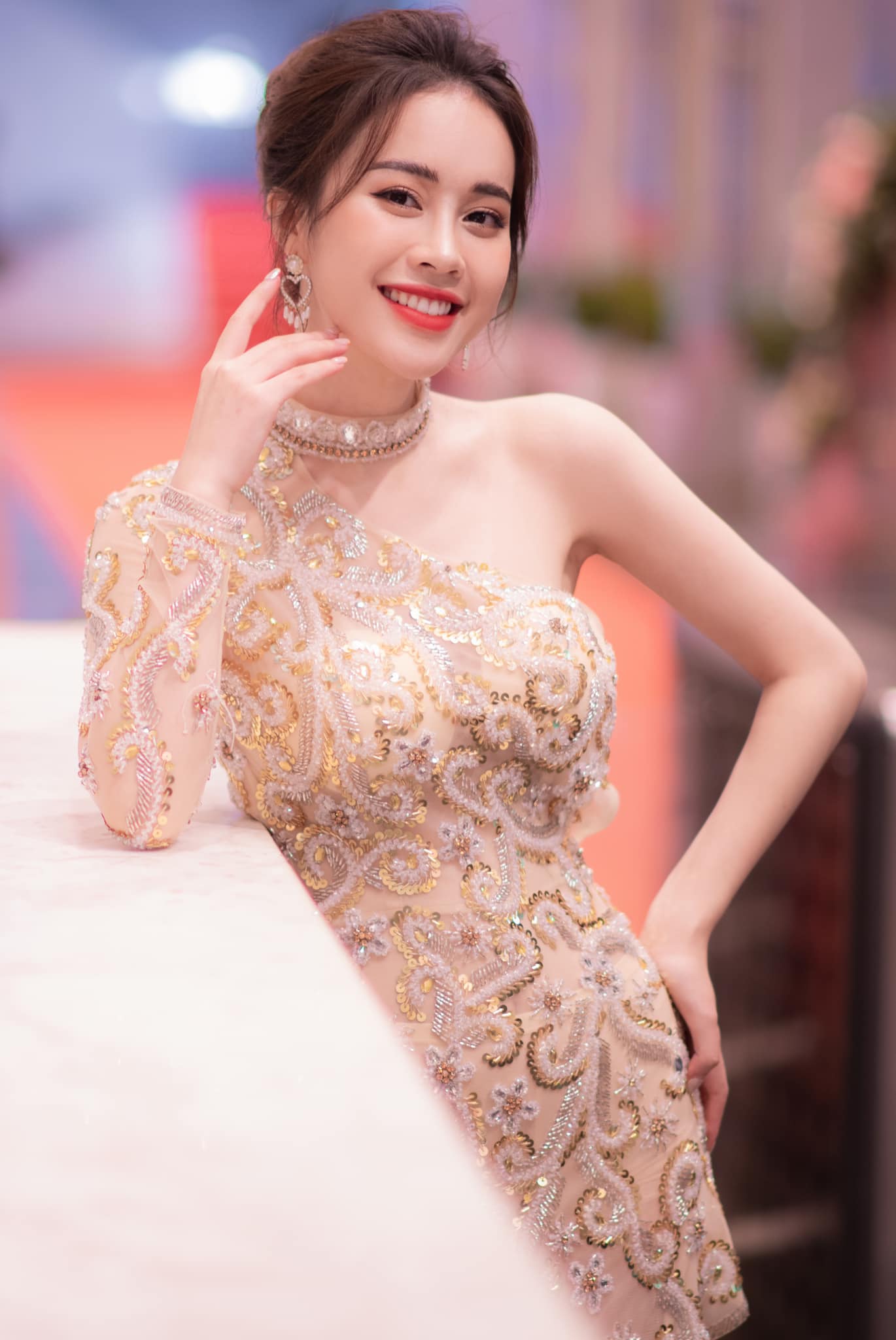 Mới đây, Fanpage Hoa hậu Việt Nam vừa đăng tải hình ảnh của thí sinh tham dự cuộc thi Hoa hậu Việt Nam 2020. Nhiều cư dân mạng đã nhận ra gương mặt quen thuộc của thí sinh xinh đẹp chính là Mai Phương - MC của "Bữa trưa vui vẻ" VTV6.