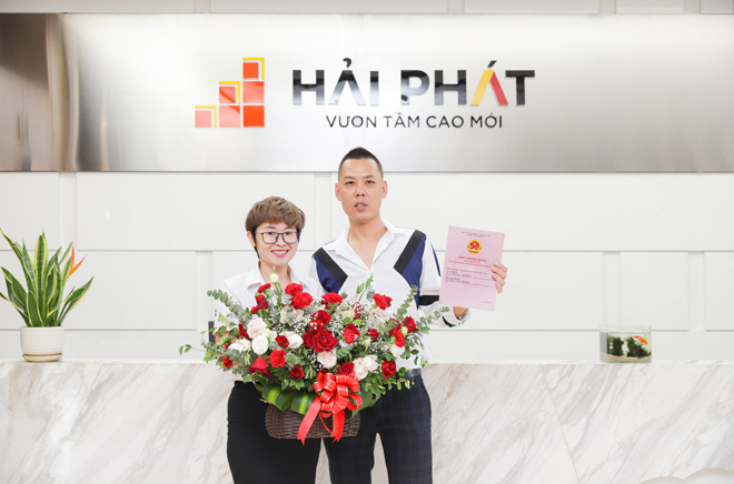 Anh Nguyễn Hồng Hà – cư dân đầu tiên của Roman Plaza được trao Sổ đỏ