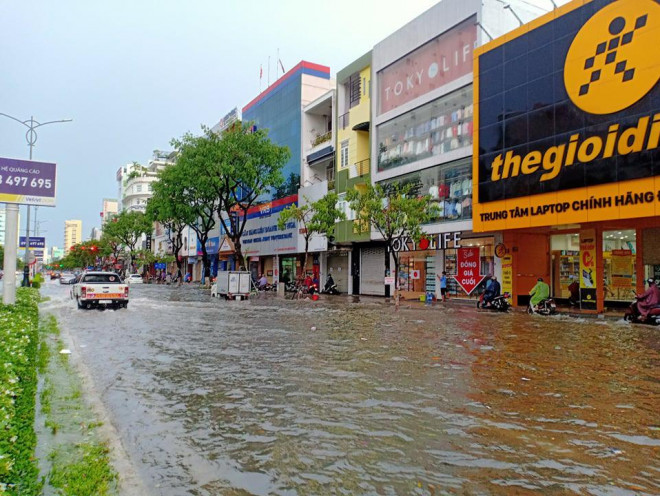 Đường Nguyễn Văn Linh ngập nặng