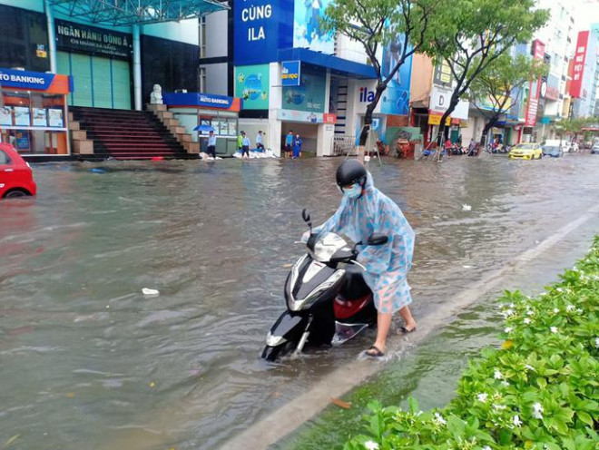 Chùm ảnh trước bão: Đà Nẵng mưa xối xả ngập đường, sấm sét vang trời - 9