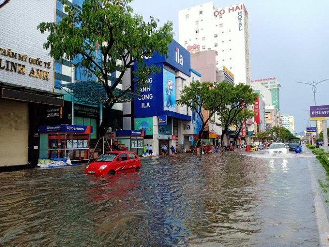 Chùm ảnh trước bão: Đà Nẵng mưa xối xả ngập đường, sấm sét vang trời - 7