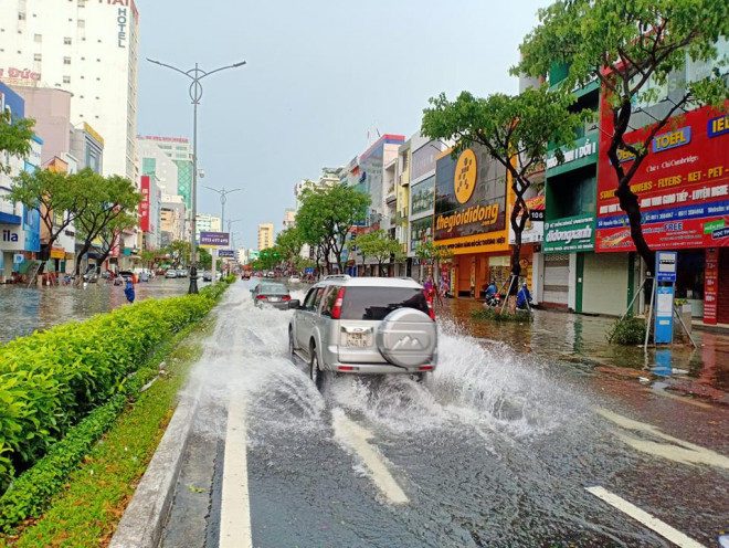 Đường Nguyễn Văn Linh ngập nặng