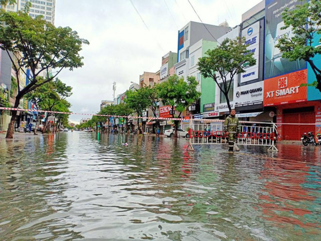 Lực lượng cảnh sát lập rào chắn, hạn chế người dân ra vào khu vực ngập úng tại tuyến đường Hàm Nghi.