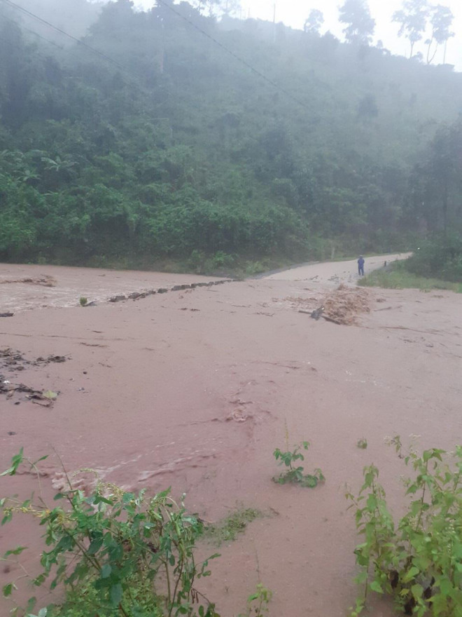 Nước ngập chia cắt ở huyện Đakrông