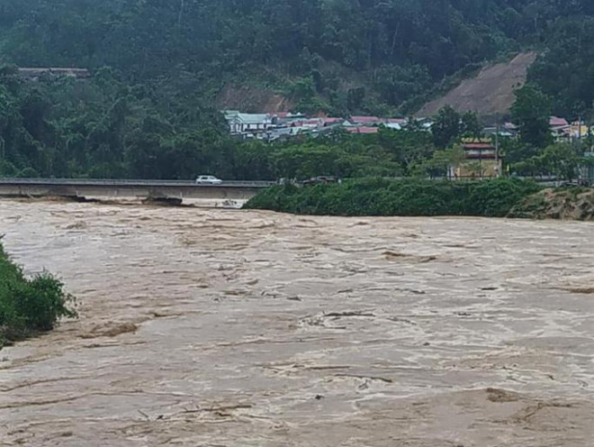 Clip: Thót tim cảnh giải cứu 9 người dân giữa dòng nước dữ ở Quảng Nam - 1
