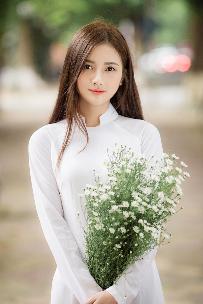 Trong bộ ảnh áo dài mới nhất, Khương Thị Thanh Hằng cũng lựa chọn thiết kế áo dài trắng tinh khôi mang nét đẹp thanh thuần.
