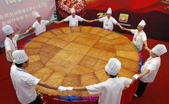 Dường như người Trung Quốc rất thích những chiếc bánh Trung thu cỡ “đại” như thế này. Bằng chứng là từ năm 2005 tới nay, đã có rất nhiều chiếc bánh như vậy đã ra đời.
