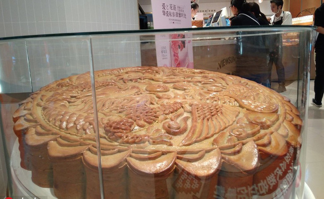 Đây là chiếc bánh Trung thu khổng lồ được sản xuất tại Hàng Châu, Chiết Giang (Trung Quốc) vào năm 2009.
