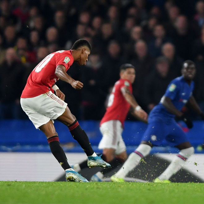 Marcus Rashford sút phạt vào lưới Chelsea ở cúp Liên đoàn Anh mùa trước