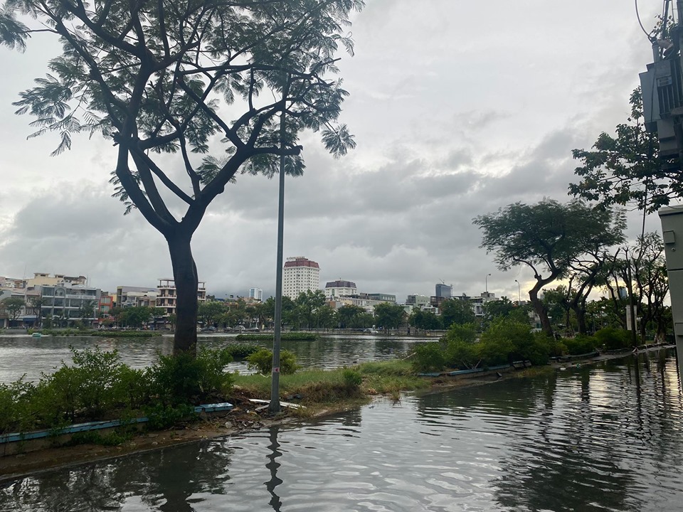 Tại Đà Nẵng, dù tâm bão không trực tiếp đổ bộ nhưng do nằm trong vùng ảnh hưởng nên nhiều nơi cũng đã có mưa to đến rất to, gây ngập lụt nhiều nơi.