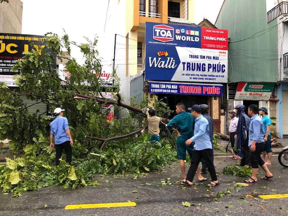 Cơ quan khí tượng cảnh báo, trong chiều và đêm nay (18/9), ở khu vực các tỉnh từ Quảng Bình đến Nghệ An tiếp tục có mưa to đến rất to với lượng mưa phổ biến 100-150mm, có nơi trên 150mm. Người dân cần đề phòng dông lốc, sạt lở và lũ quét.