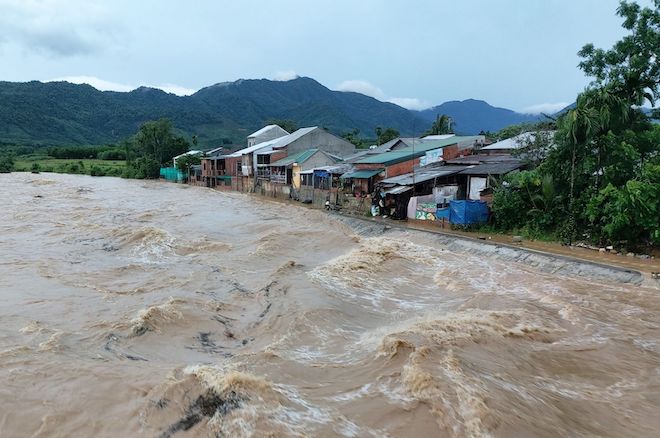 Nước lũ dâng nhanh trên địa bàn xã Hương Xuân và Thượng Nhật ở huyện Nam Đông.