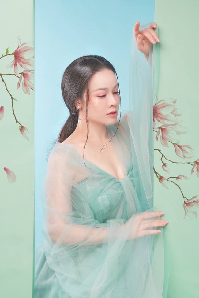 Nhật Kim Anh được khán giả đồng lòng bình chọn có tạo hình cổ trang đẹp mà không cần lộ da thịt hay thời trang phản cảm. 
