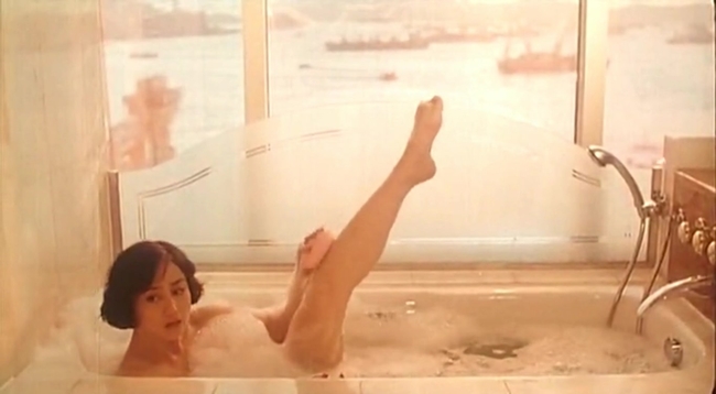 Một cảnh tắm nóng bỏng của nữ diễn viên 6X.
