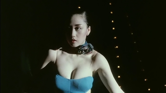 Trong phim "Hôn ngoại tình", Lợi Trí có tạo hình vô cùng sexy. Trang phục trong phim chủ yếu của cô là váy, đầm hai dây khoe được thân hình nóng bỏng.
