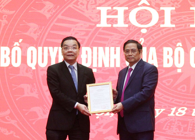 Trưởng ban Tổ chức Trung ương Phạm Minh Chính trao quyết định của Bộ Chính trị phân công ông Chu Ngọc Anh (trái) làm Phó Bí thư Thành uỷ Hà Nội