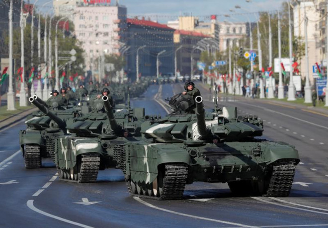 Xe tăng quân đội Belarus tập luyện cho lễ duyệt binh mừng Ngày Chiến thắng phát xít Đức hồi tháng 5. Ảnh: REUTERS